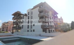 Außenansicht modernes Penthouse-Appartementgebäude mit Pool im Zentrum von Cala Millor, Mallorca