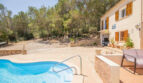Vista de la piscina y de la propiedad de lujo