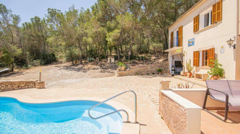 Vista de la piscina y de la propiedad de lujo