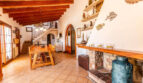 Comedor con chimenea y vigas de madera Inmobiliaria Felanitx