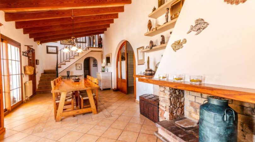 Comedor con chimenea y vigas de madera Inmobiliaria Felanitx