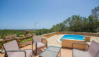 La terraza de la piscina con vistas al mar de Portocolom