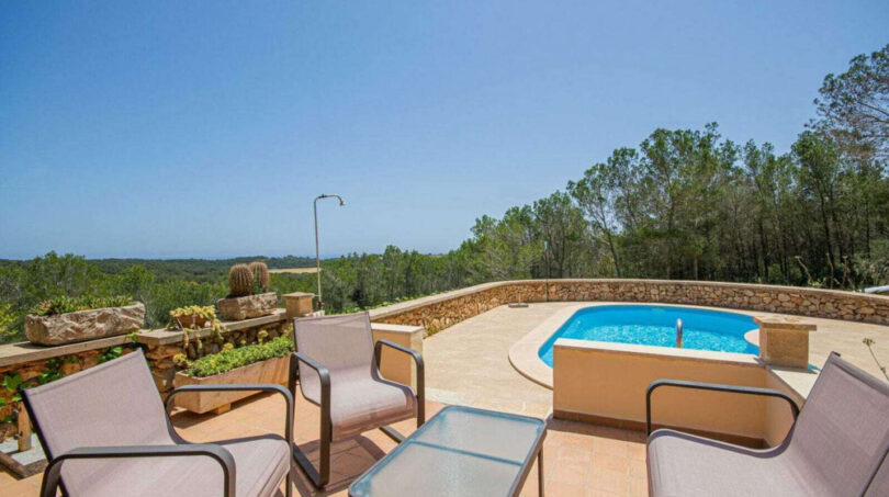 La terraza de la piscina con vistas al mar de Portocolom