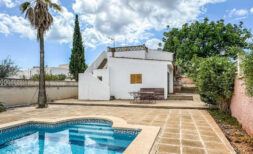 Idyllisches Chalet mit Pool in Son Moja, 96m², 3 SZ, 1 Bad, Terrassen, Garten, Garage, Strandnähe