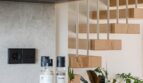 Moderne Küche der Maisonette mit Holzschränken, Gewürzmühlen und schwebender Designtreppe