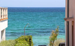 Attraktives Haus mit Ferienvermietungslizenz direkt am Strand und Meerblick