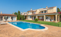 Mediterrane Meerblick-Villa mit Ferienlizenz, Poolhaus und großem Grundstück in Sa Torre
