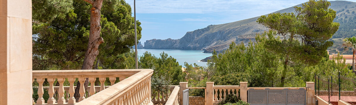 View of the property: 334m² villa with 4 bedrooms, 3 bathrooms, fireplace and pool for sale