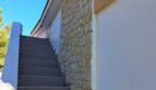 Außentreppe aus Beton neben Natursteinwand, Zugang zum Obergeschoss des Anwesens in Alcúdia.