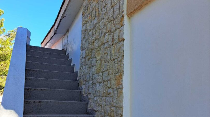 Außentreppe aus Beton neben Natursteinwand, Zugang zum Obergeschoss des Anwesens in Alcúdia.