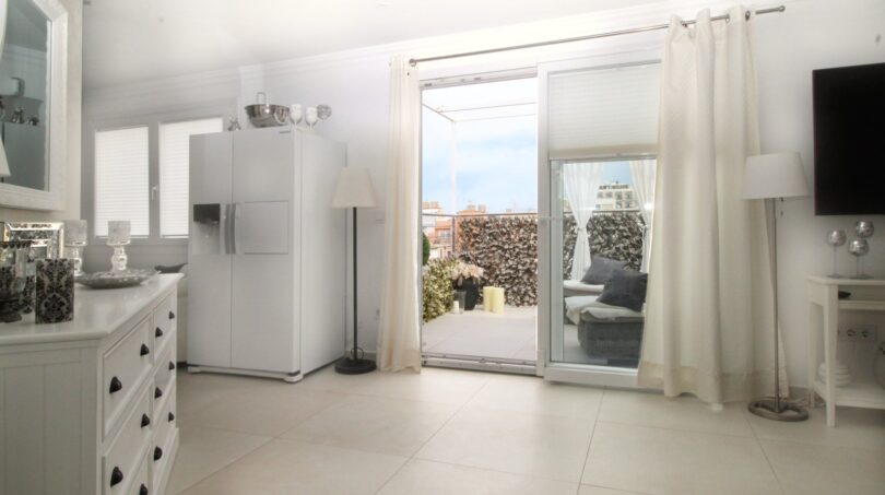 Helles Wohnzimmer mit weißem Kühlschrank und Terrassenzugang, Penthouse Palma de Mallorca