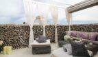 Elegante Dachterrasse des Penthouses mit Loungemöbeln, weißen Vorhängen und Meerblick in Palma de Mallorca