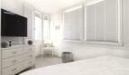 Helles Schlafzimmer des Strandpenthouses mit weißen Jalousien, TV-Kommode und elegantem Sessel