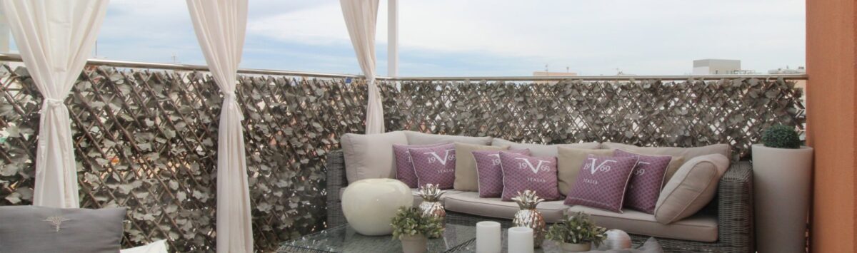 Elegante Penthouse-Dachterrasse mit Lounge-Möbeln, Pergola und Meerblick in Strandnähe, Palma de Mallorca.