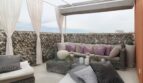 Elegante Penthouse-Dachterrasse mit Lounge-Möbeln, Pergola und Meerblick in Strandnähe, Palma de Mallorca.