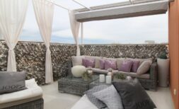 Elegante Penthouse-Dachterrasse mit Lounge-Möbeln, Pergola und Meerblick in Strandnähe, Palma de Mallorca.