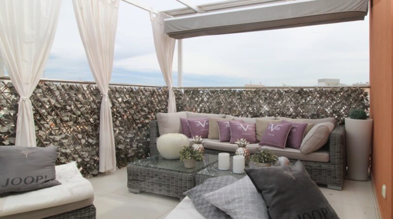 Elegante Penthouse-Dachterrasse mit Lounge-Möbeln, Pergola und Meerblick in Strandnähe, Palma de Mallorca.