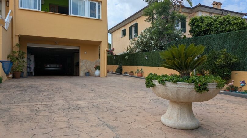 Einfahrt und Garage