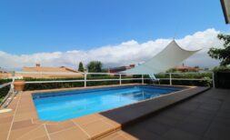 Zeitlose Eleganz mit Meerblick – Stilvolles Familienhaus mit Pool