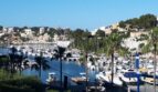 Puerto de Porto Cristo con veleros blancos, acantilados y casas mediterráneas – vista al mar de la finca