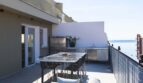Dachterrasse des Luxus-Penthouses in Palma mit Esstisch, Outdoorküche und Meerblick