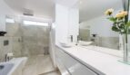 Modernes Luxusbadezimmer im Penthouse Palma mit Doppelwaschbecken, Walk-in-Dusche und hochwertigen Marmorfliesen