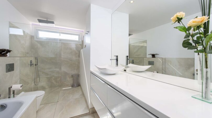 Modernes Luxusbadezimmer im Penthouse Palma mit Doppelwaschbecken, Walk-in-Dusche und hochwertigen Marmorfliesen