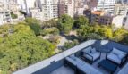 Penthouse-Terrasse mit Loungemöbeln und Panoramablick auf Palmas Stadtpark und Skyline