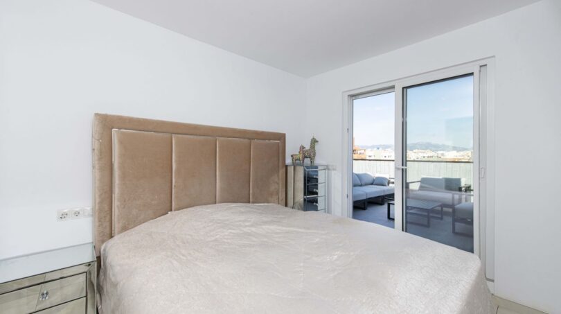Helles Schlafzimmer mit gepolstertem Kopfteil und Zugang zur Dachterrasse mit Stadtblick, Luxus-Penthouse Palma