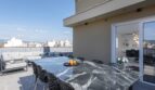 Luxus-Penthouse Palma: Sonnige Dachterrasse mit Marmortisch, Lounge und Stadtblick