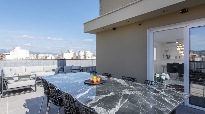 Luxus-Penthouse Palma: Sonnige Dachterrasse mit Marmortisch, Lounge und Stadtblick