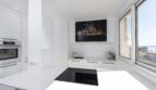 Moderne weiße Küche mit Kochinsel, Bosch-Einbaugeräten und Meerblick im Luxus-Penthouse Palma de Mallorca