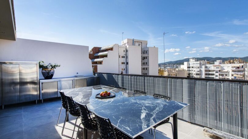 Sonnige Dachterrasse mit Marmortisch, Außenküche und Panoramablick über Palma de Mallorca