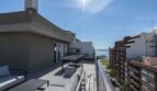 Sonnige Dachterrasse mit Lounge, Esstisch und Meerblick des Luxus-Penthouses in Palma de Mallorca