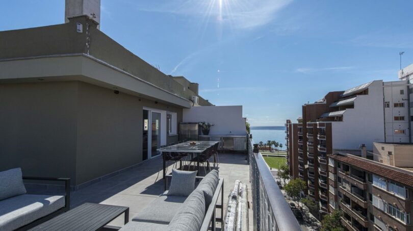 Sonnige Dachterrasse mit Lounge, Esstisch und Meerblick des Luxus-Penthouses in Palma de Mallorca
