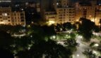 Nächtlicher Blick vom Penthouse auf beleuchteten Park in Palma de Mallorca mit umliegenden Stadtgebäuden