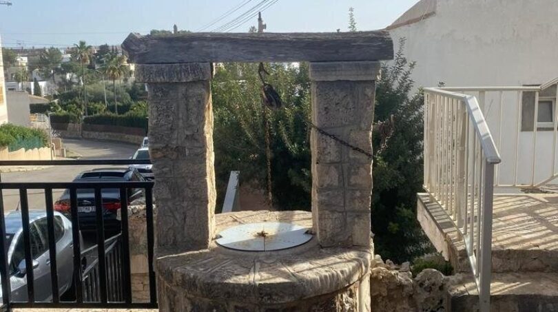 Historischer Steinbrunnen im Außenbereich des Zweifamilienhauses in Portocolom mit Meerblick