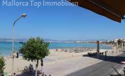 Strandpromenade El Arenal mit türkisblauem Meer, Sonnenschirmen und Bergpanorama – direkte Meereslage der Wohnung