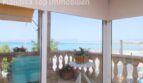 Verglaster Balkon mit Meerblick, Blumentöpfen und weißem Beistelltisch in Strandnähe El Arenal Palma