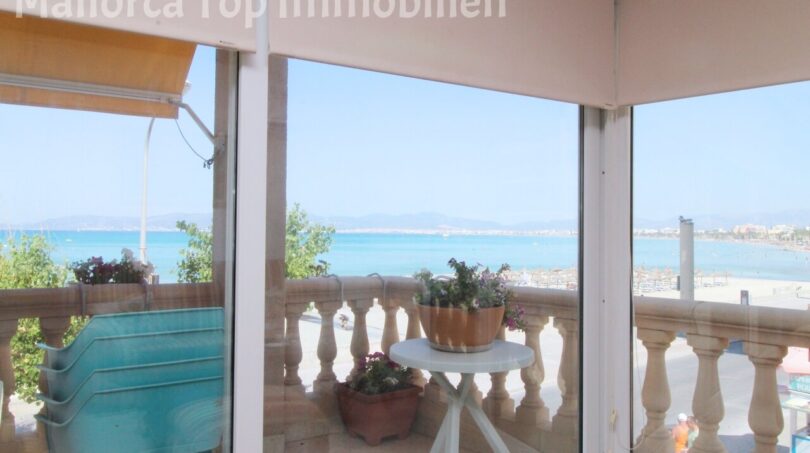 Verglaster Balkon mit Meerblick, Blumentöpfen und weißem Beistelltisch in Strandnähe El Arenal Palma