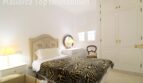 Helles Schlafzimmer der Meereslinie-Wohnung in El Arenal mit Doppelbett, Einbauschrank und elegantem Dekor.