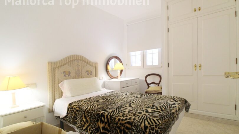 Helles Schlafzimmer der Meereslinie-Wohnung in El Arenal mit Doppelbett, Einbauschrank und elegantem Dekor.