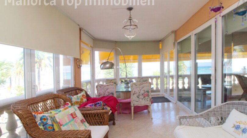 Verglaster Wintergarten mit Korbmöbeln und Meerblick in Erstlinienwohnung El Arenal, Palma de Mallorca