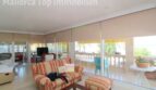 Helles Wohnzimmer mit Panoramafenstern, Blick auf Terrasse und Meer, gemütliche Polstermöbel, El Arenal Mallorca