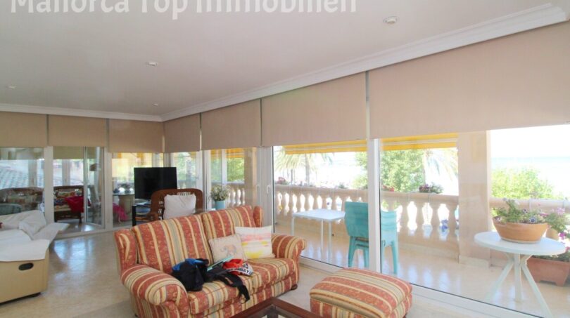 Helles Wohnzimmer mit Panoramafenstern, Blick auf Terrasse und Meer, gemütliche Polstermöbel, El Arenal Mallorca