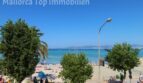 Strandpromenade El Arenal mit türkisem Meer, Sandstrand und Palmen – direkte Meereslage der Wohnung in Palma