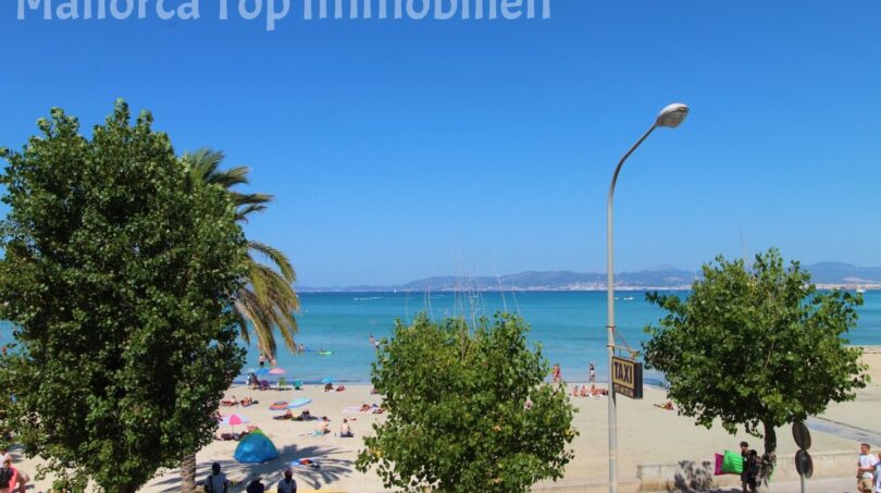 Strandpromenade El Arenal mit türkisem Meer, Sandstrand und Palmen – direkte Meereslage der Wohnung in Palma
