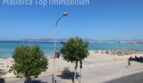 Strandpromenade El Arenal mit türkisblauem Meer, Sandstrand und Liegestühlen, direkte Meereslage der Wohnung in Palma
