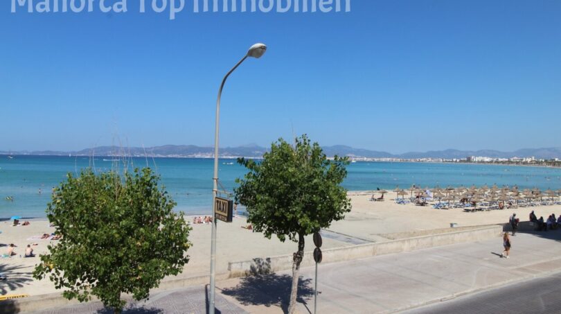 Strandpromenade El Arenal mit türkisblauem Meer, Sandstrand und Liegestühlen, direkte Meereslage der Wohnung in Palma
