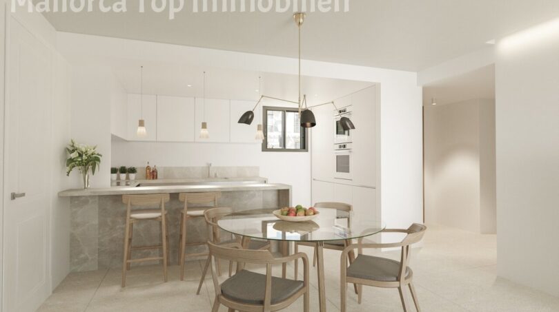Heller Wohn-Essbereich mit Glasstisch, Holzstühlen und moderner Küche mit Marmortresen in Neubauwohnung Sa Ràpita